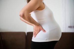 lena yogaaa - lutter contre le mal de dos pendant la grossesse